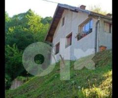 Prodaju se tri useljive kuće